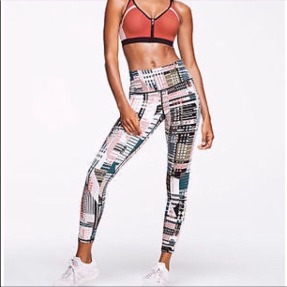 Victoria's Secret Pants - Victoria’s Secret sport VSX knockout Capri Medium